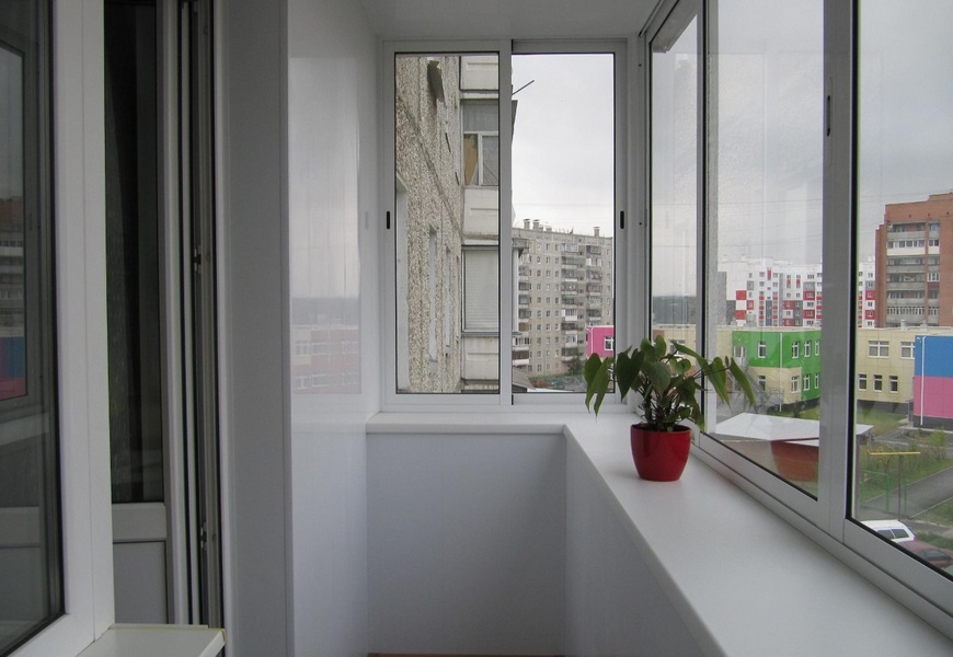 Балкон алюминиевый с выносом системы Provedal, обшивка пластиковыми панелями