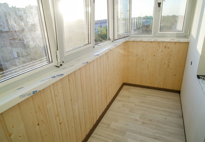 Тёплое остекление балкона системой Proplex, внутренняя отделка евровагонкой