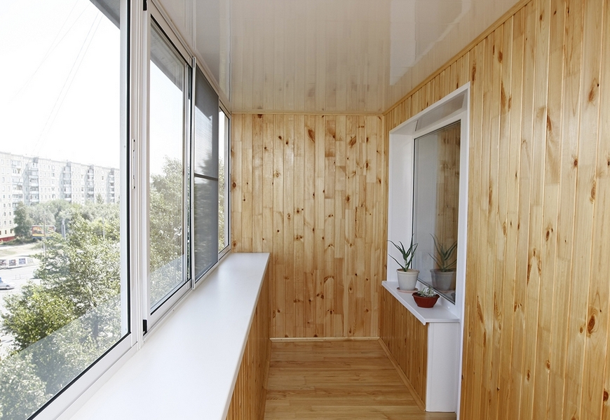 Лоджия алюминиевая системы Provedal с москитной сеткой, обшивка евровагонкой